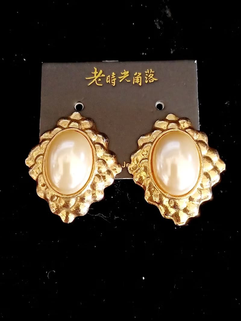 vintage jewelry  典雅華麗仿珠徽紋 夾式耳環