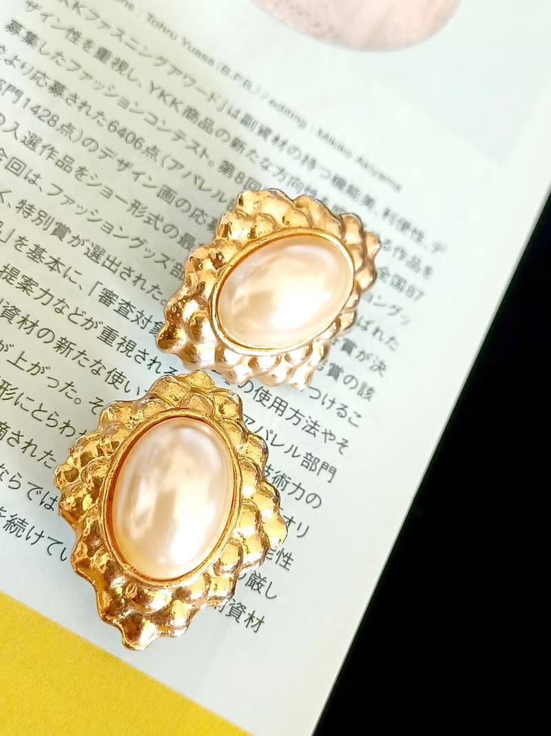 vintage jewelry  典雅華麗仿珠徽紋 夾式耳環