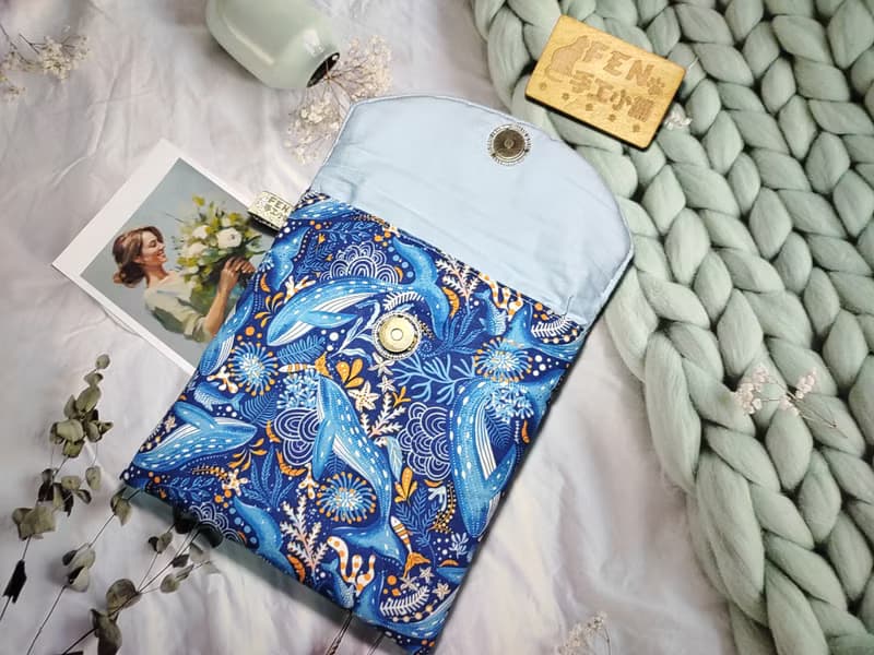 袋物系列-高品質薄帆布海洋藍夢幻鯨魚海草款-7.8吋電子書保護套-