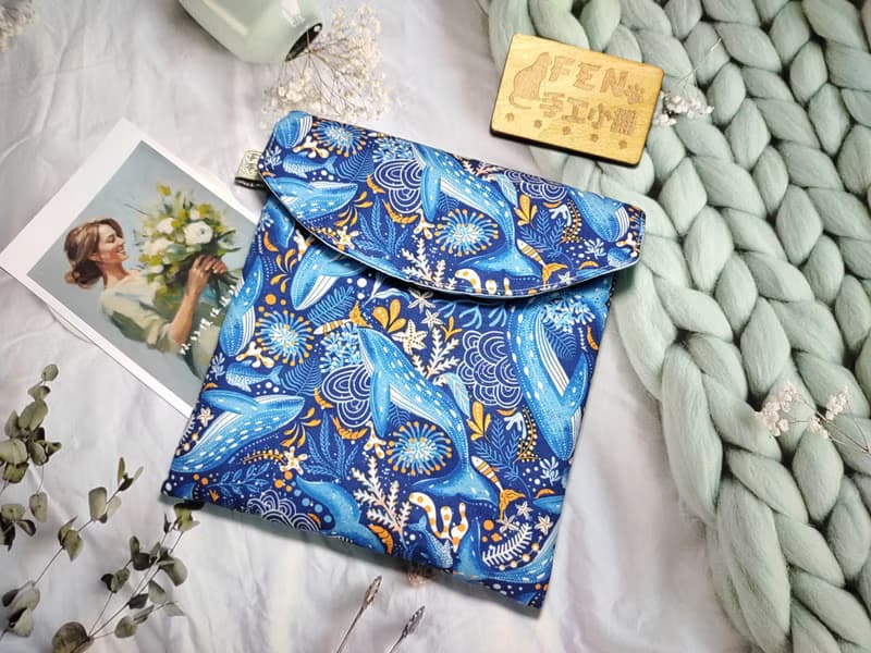 袋物系列-高品質薄帆布海洋藍夢幻鯨魚海草款-7.8吋電子書保護套-