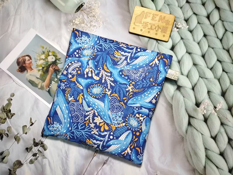 袋物系列-高品質薄帆布海洋藍夢幻鯨魚海草款-7.8吋電子書保護套-