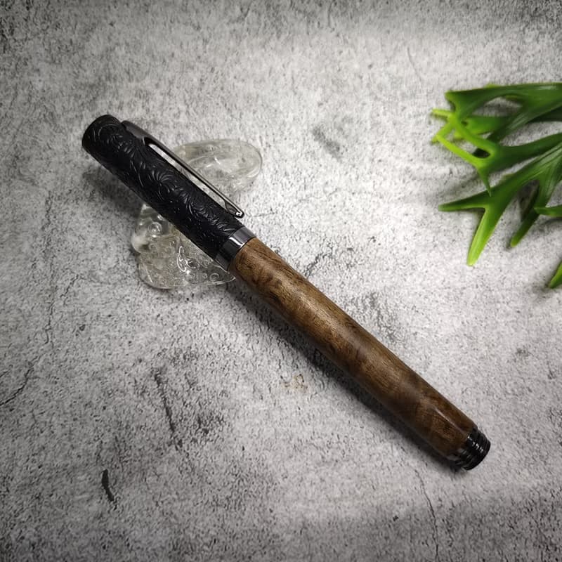 黃金樟木 原木 手工筆 鋼珠筆( 浮雕花款)