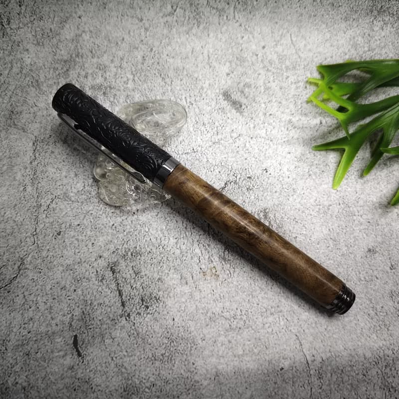 黃金樟木 原木 手工筆 鋼珠筆( 浮雕花款)