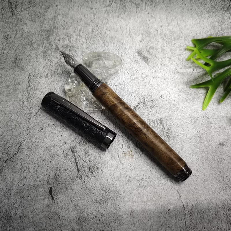 黃金樟木 原木 手工筆 鋼珠筆( 浮雕花款)