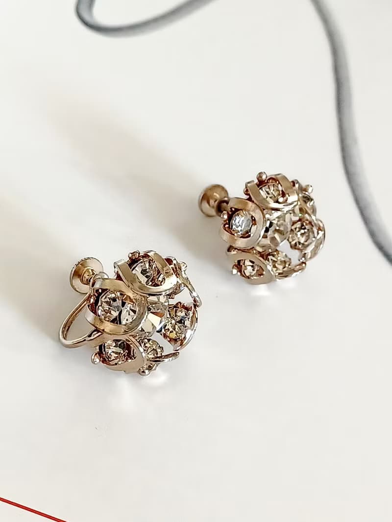 vintage jewelry  典雅立體萊茵花苞 夾式耳環