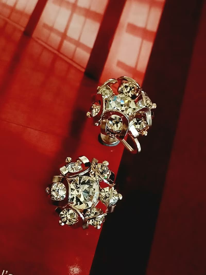 vintage jewelry  典雅立體萊茵花苞 夾式耳環