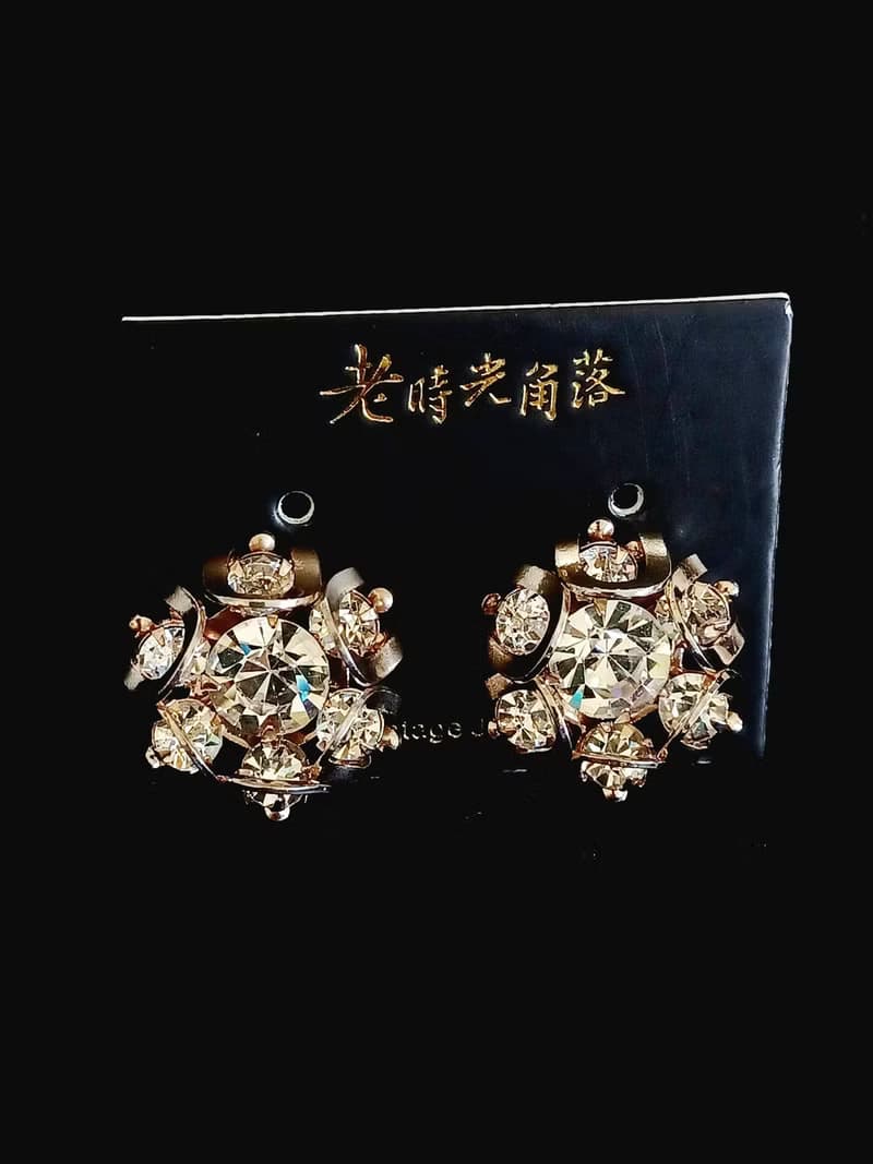 vintage jewelry  典雅立體萊茵花苞 夾式耳環