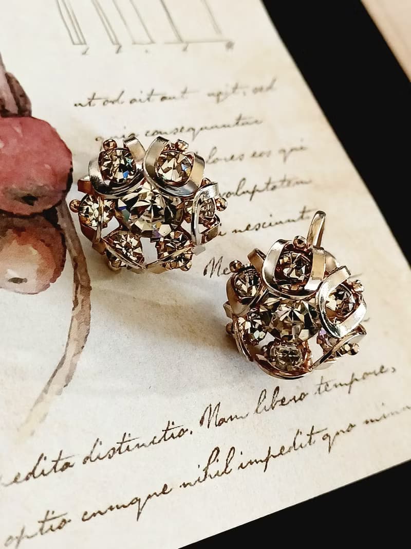 vintage jewelry  典雅立體萊茵花苞 夾式耳環
