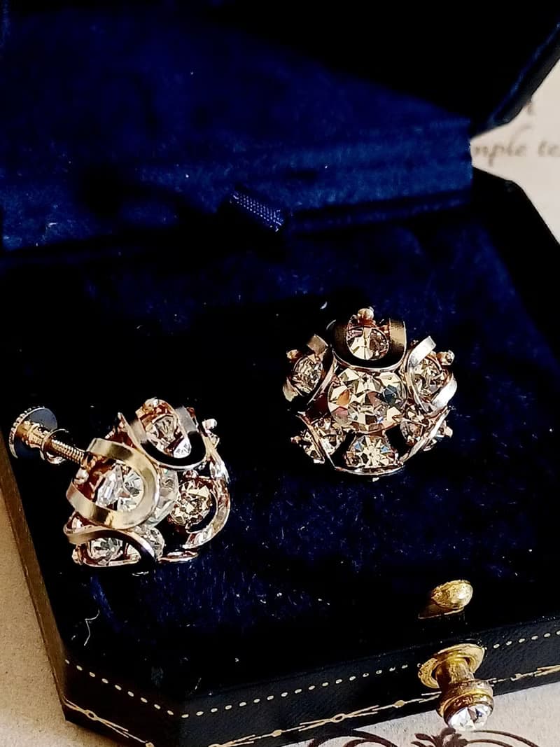vintage jewelry  典雅立體萊茵花苞 夾式耳環