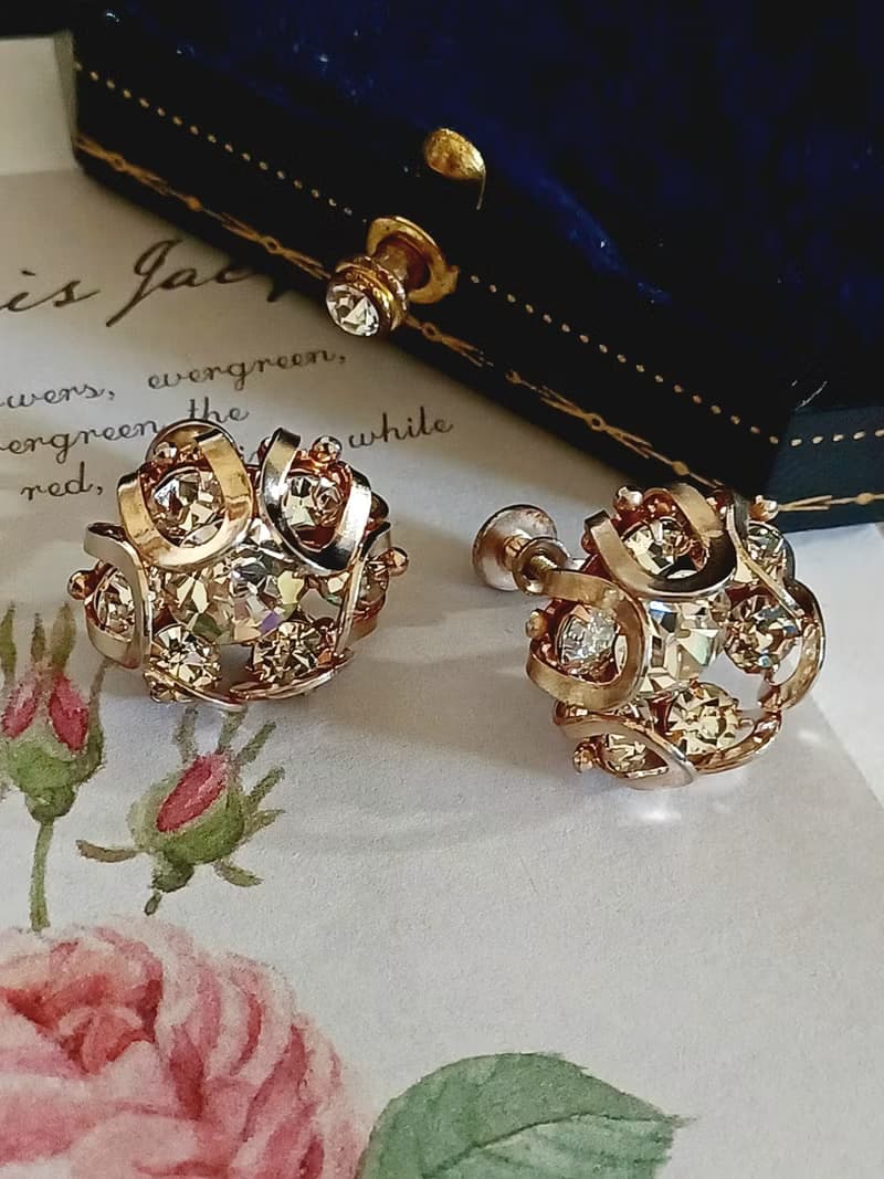 vintage jewelry  典雅立體萊茵花苞 夾式耳環