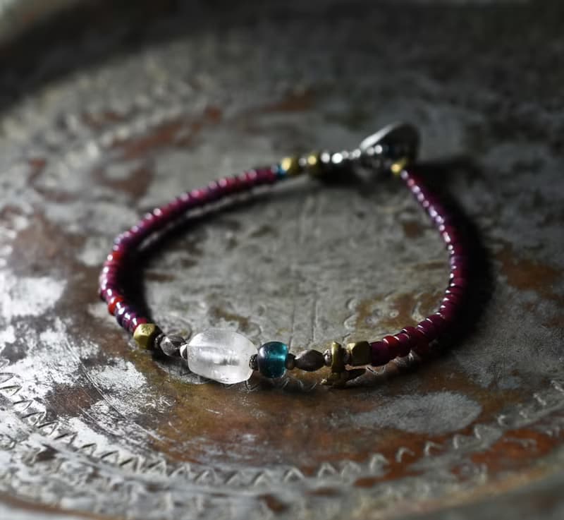 古代水晶とインディゴブルービーズ、葡萄色と濃赤ホワイトハーツ、oldチンシルバーとオリッサブラスの華奢なブレス