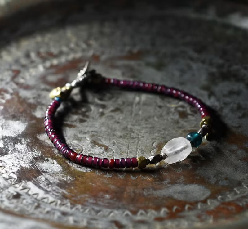 古代水晶とインディゴブルービーズ、葡萄色と濃赤ホワイトハーツ、oldチンシルバーとオリッサブラスの華奢なブレス