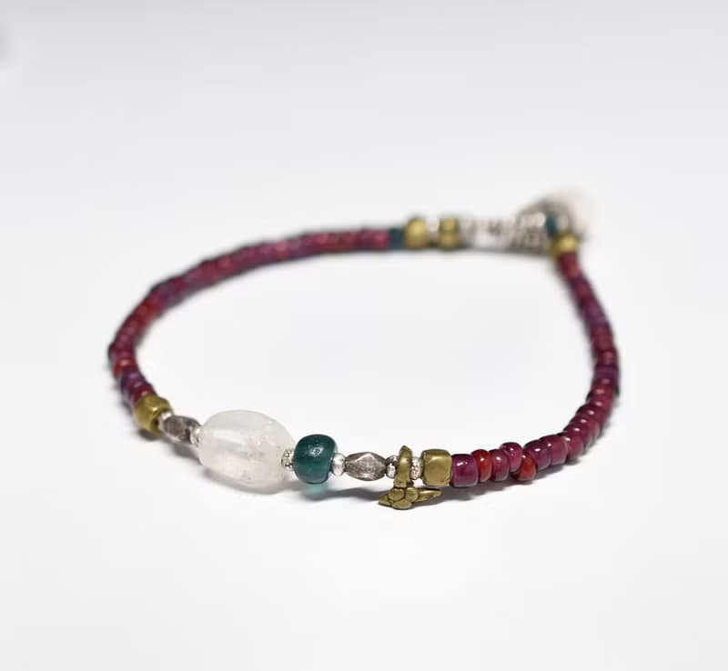 古代水晶とインディゴブルービーズ、葡萄色と濃赤ホワイトハーツ、oldチンシルバーとオリッサブラスの華奢なブレス