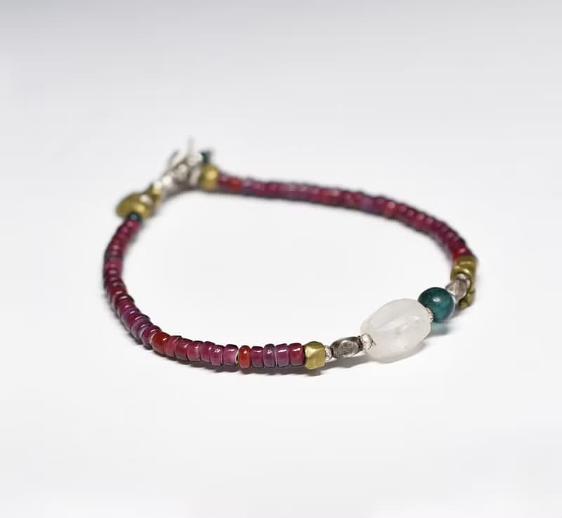 古代水晶とインディゴブルービーズ、葡萄色と濃赤ホワイトハーツ、oldチンシルバーとオリッサブラスの華奢なブレス