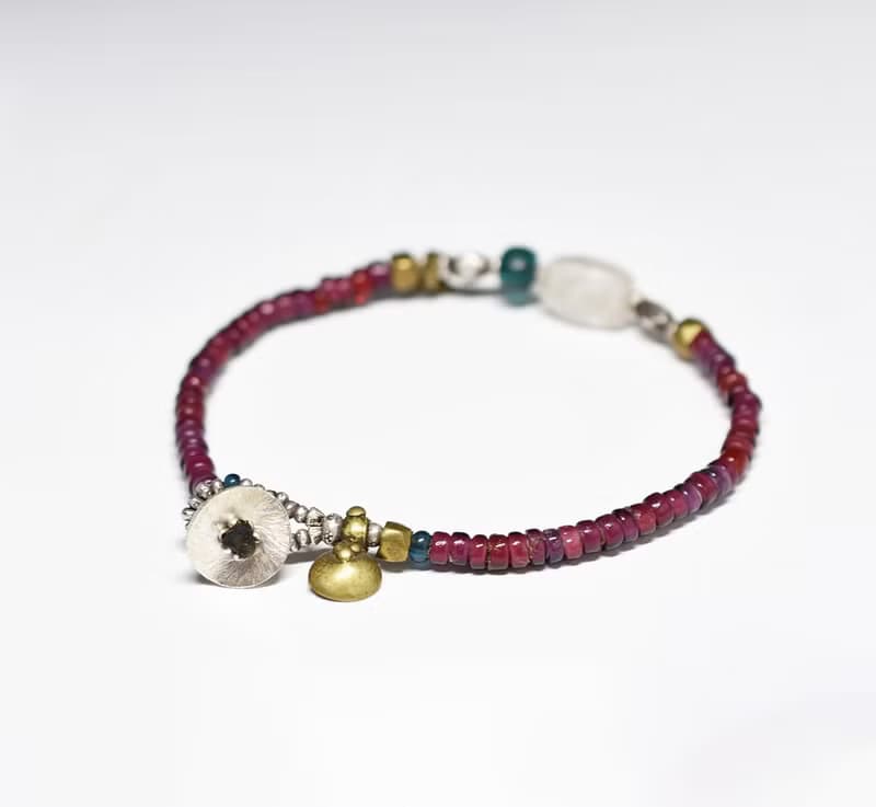 古代水晶とインディゴブルービーズ、葡萄色と濃赤ホワイトハーツ、oldチンシルバーとオリッサブラスの華奢なブレス