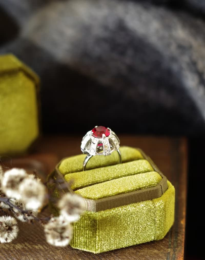 古董紅色萊茵石高頂戒指 SARAH COV 7月生日石 RIN101