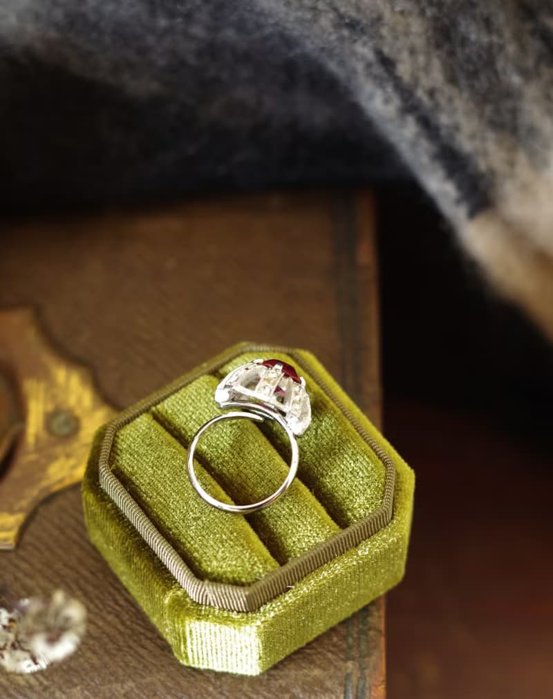 古董紅色萊茵石高頂戒指 SARAH COV 7月生日石 RIN101