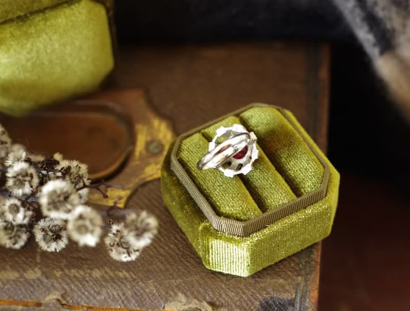 古董紅色萊茵石高頂戒指 SARAH COV 7月生日石 RIN101