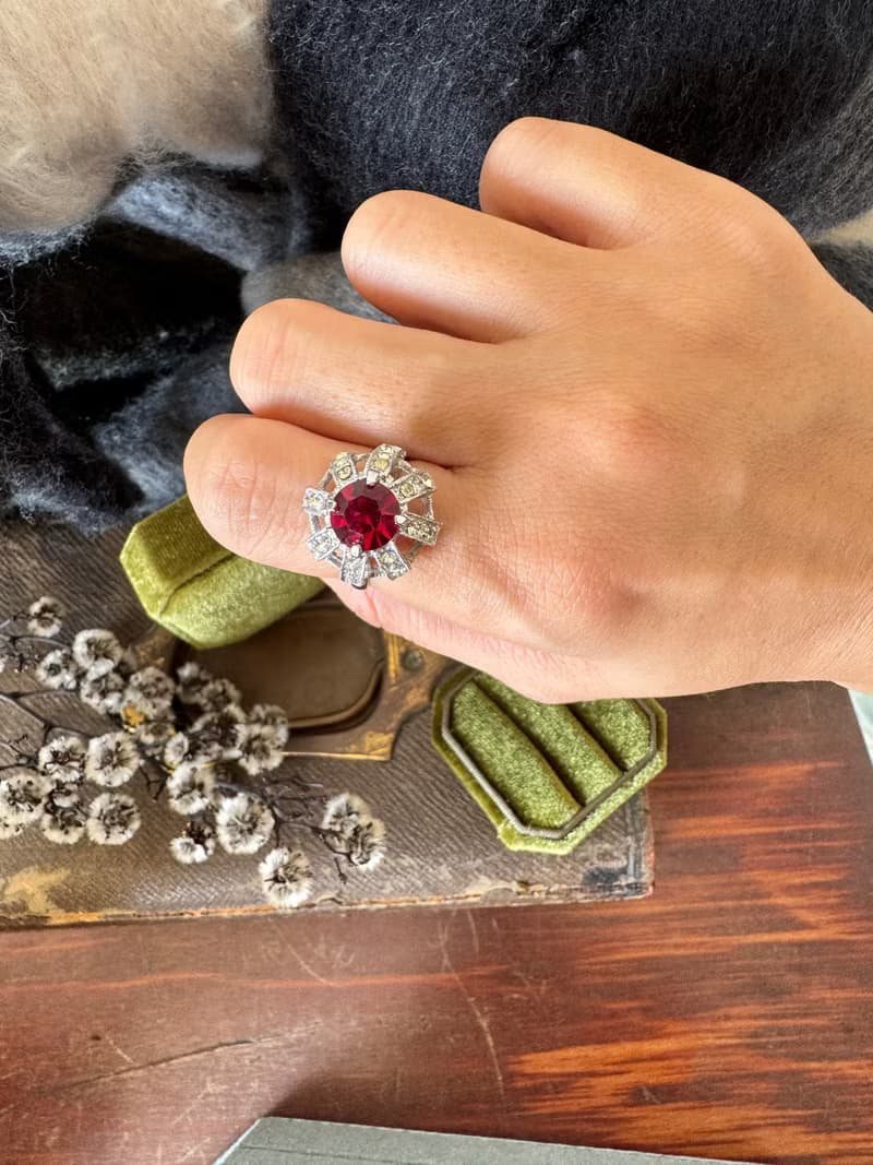 古董紅色萊茵石高頂戒指 SARAH COV 7月生日石 RIN101