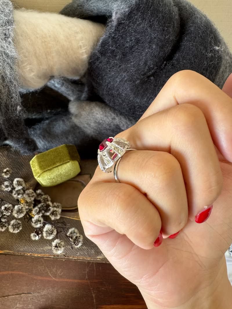 古董紅色萊茵石高頂戒指 SARAH COV 7月生日石 RIN101