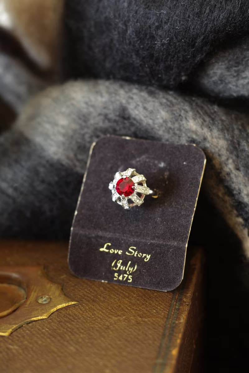 古董紅色萊茵石高頂戒指 SARAH COV 7月生日石 RIN101