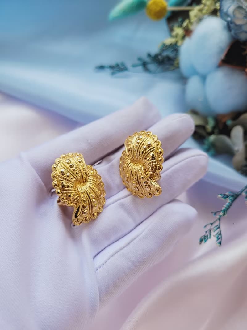美國西洋古董飾品 / AVON金色宮廷雕紋邊鉚釘設計造型夾式耳環