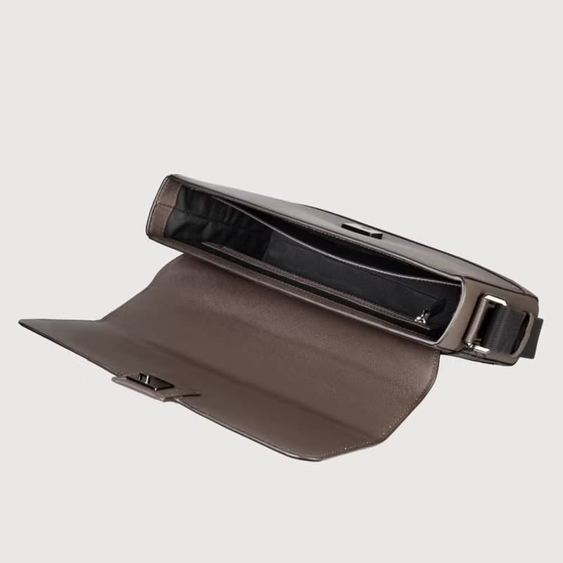 【滿3999送鑰匙圈】巴雷特 橫式斜背包-咖啡色/ BF546-61-GCO