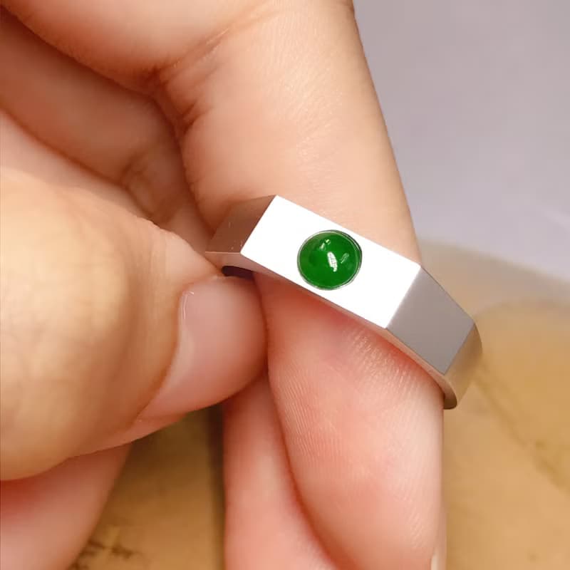 冰陽綠翡翠蛋面設計款戒指 18K金鑲嵌| 天然緬甸玉A貨翡翠 | 送禮