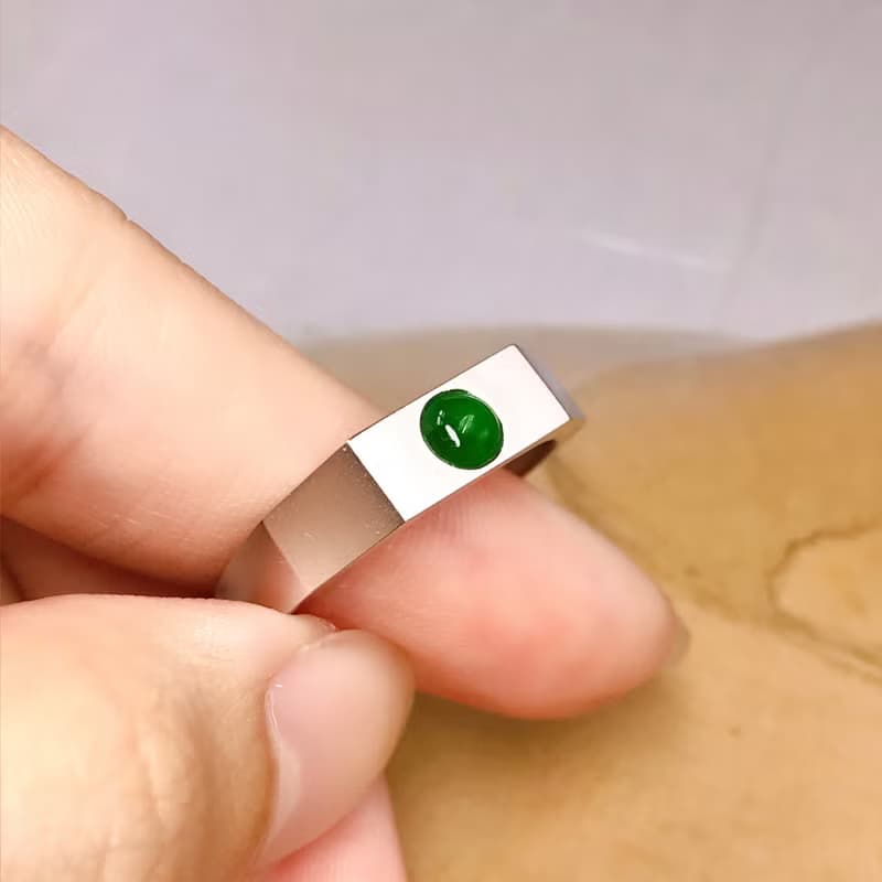 冰陽綠翡翠蛋面設計款戒指 18K金鑲嵌| 天然緬甸玉A貨翡翠 | 送禮