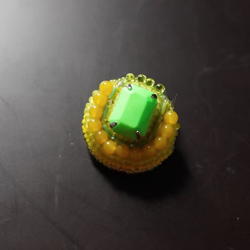 とても軽いおゃべりなブローチ4 ビーズ刺繍のブローチ　カラフル　グリーン