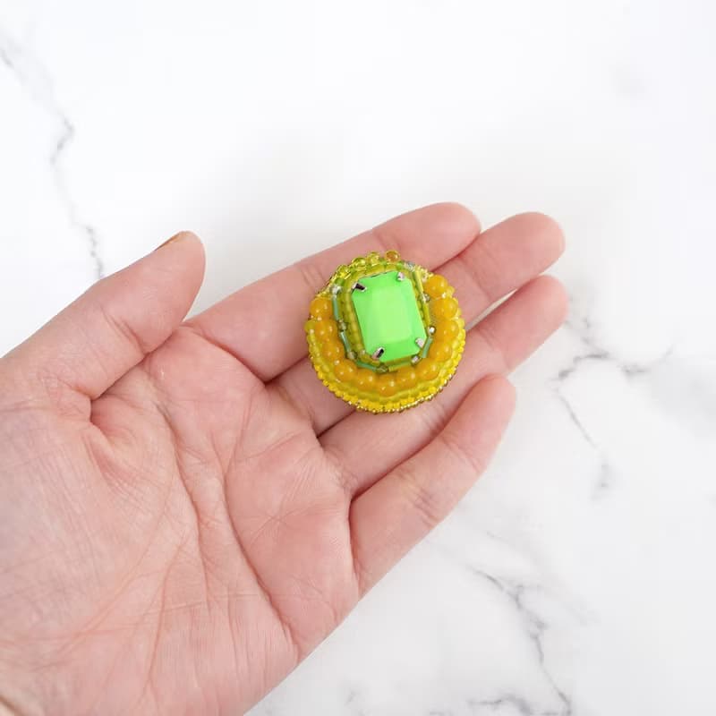 とても軽いおゃべりなブローチ4 ビーズ刺繍のブローチ　カラフル　グリーン