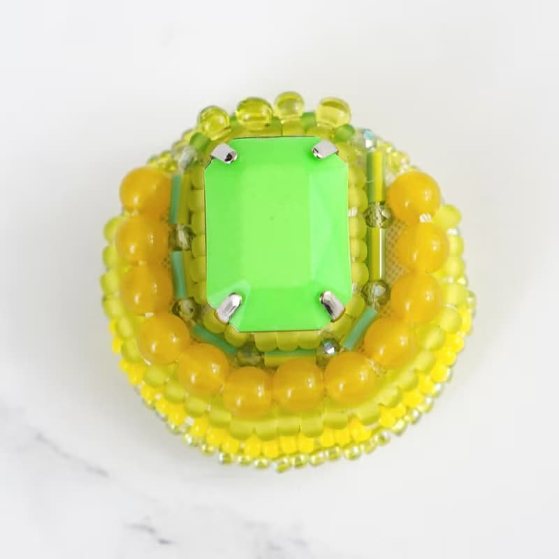 とても軽いおゃべりなブローチ4 ビーズ刺繍のブローチ　カラフル　グリーン