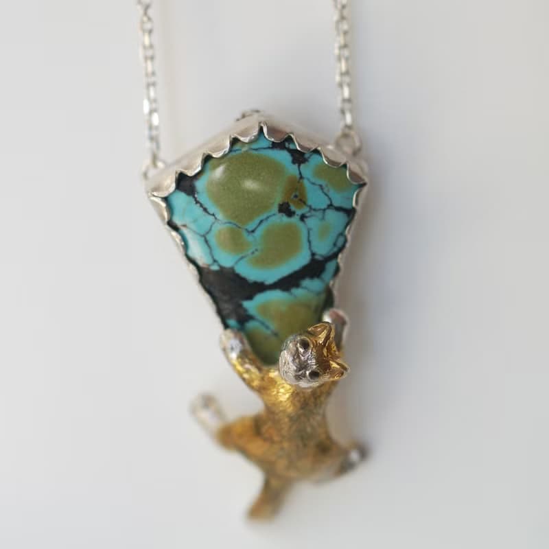 花束を持った茶白猫ペンダントブローチ