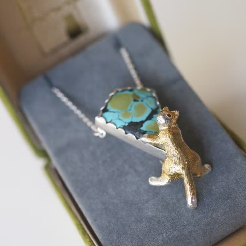 花束を持った茶白猫ペンダントブローチ