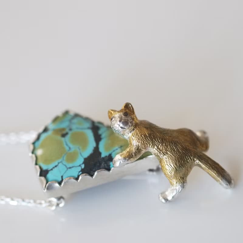 花束を持った茶白猫ペンダントブローチ