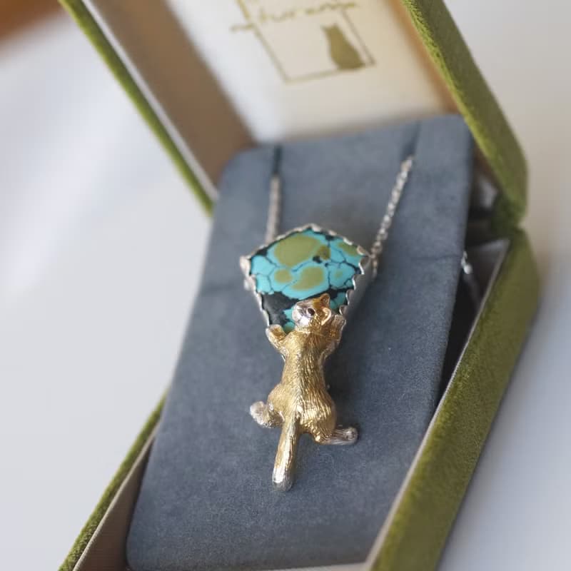 花束を持った茶白猫ペンダントブローチ