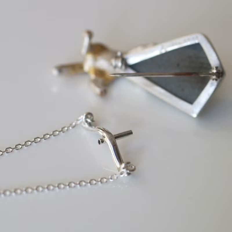 花束を持った茶白猫ペンダントブローチ