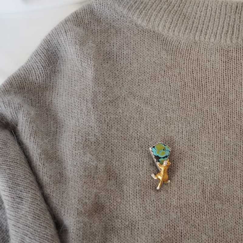 花束を持った茶白猫ペンダントブローチ