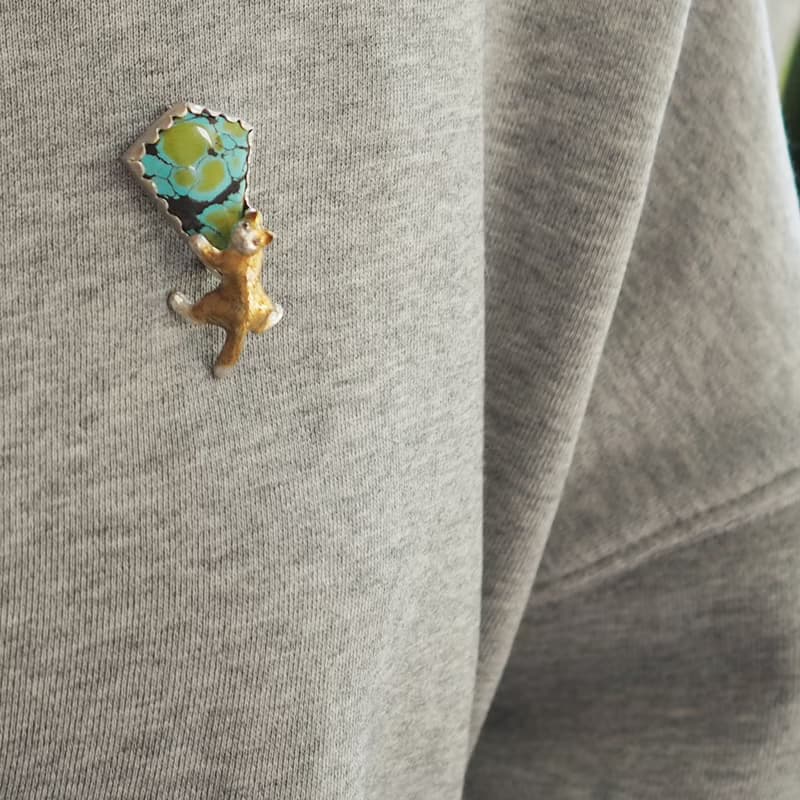 花束を持った茶白猫ペンダントブローチ