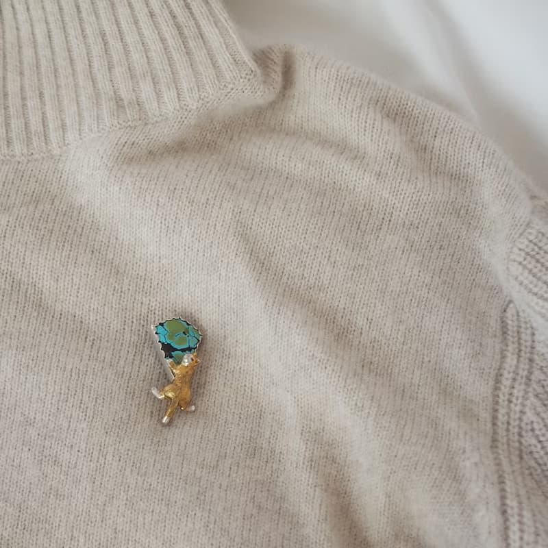 花束を持った茶白猫ペンダントブローチ