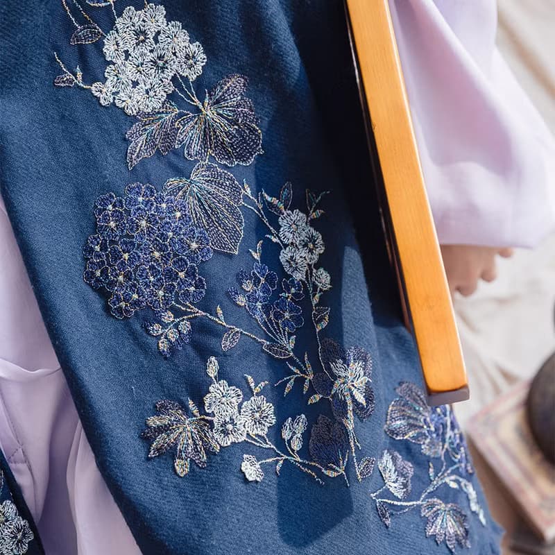 【輕奢】Flora古典繡球蕾絲刺繡純羊絨Cashmere圍巾-牛仔藍