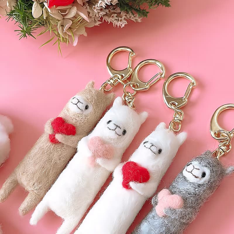 緊抱愛心 ∣ 羊駝毛製鑰匙圈 ∣ 情人節 ∣ 白色情人節