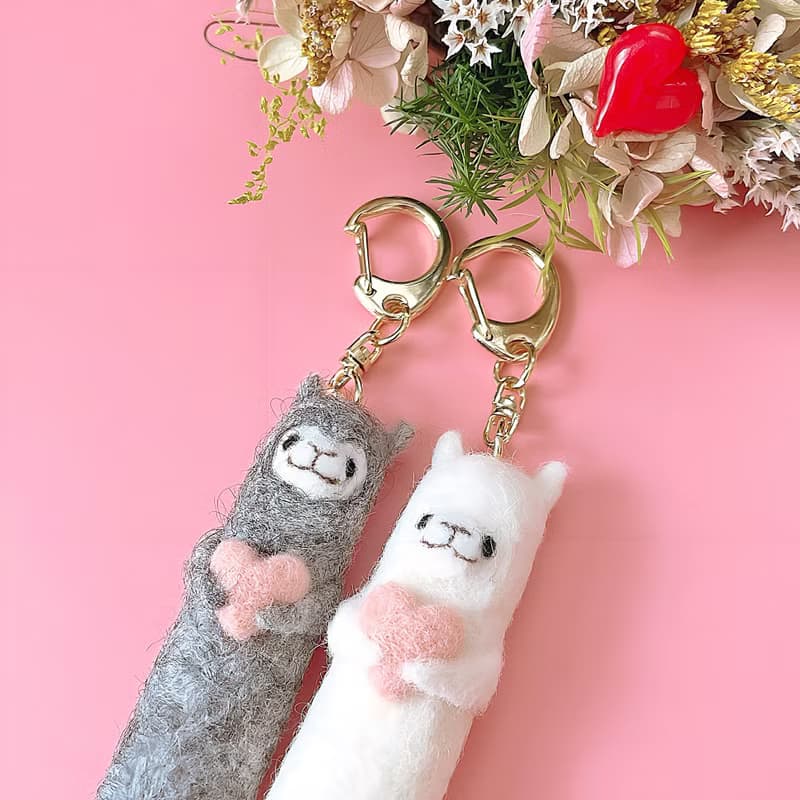 緊抱愛心 ∣ 羊駝毛製鑰匙圈 ∣ 情人節 ∣ 白色情人節