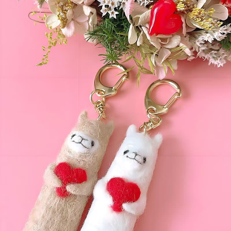 緊抱愛心 ∣ 羊駝毛製鑰匙圈 ∣ 情人節 ∣ 白色情人節
