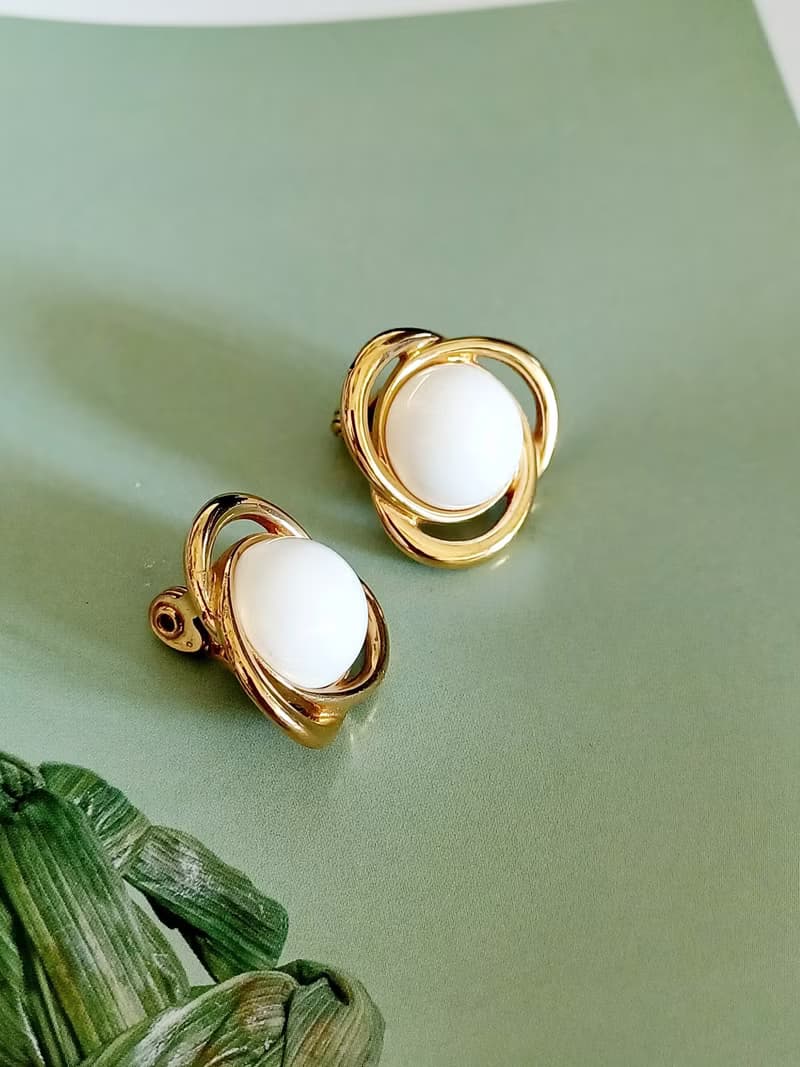 vintage jewelry  Monet 三稜框金白色賽珞珞夾式耳環