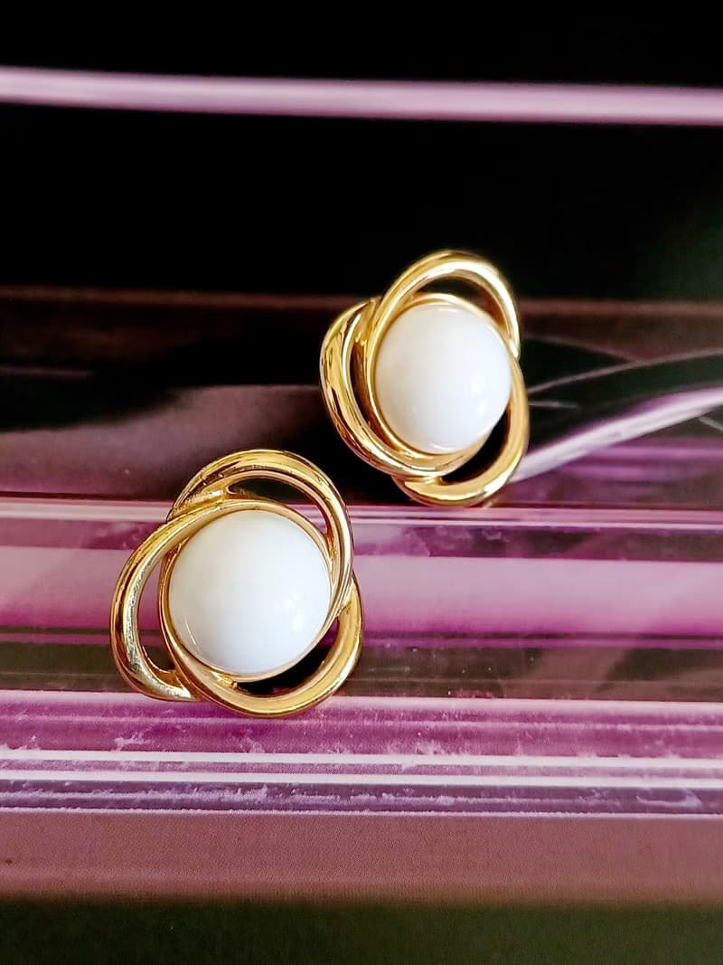 vintage jewelry  Monet 三稜框金白色賽珞珞夾式耳環
