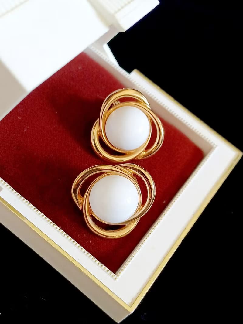 vintage jewelry  Monet 三稜框金白色賽珞珞夾式耳環