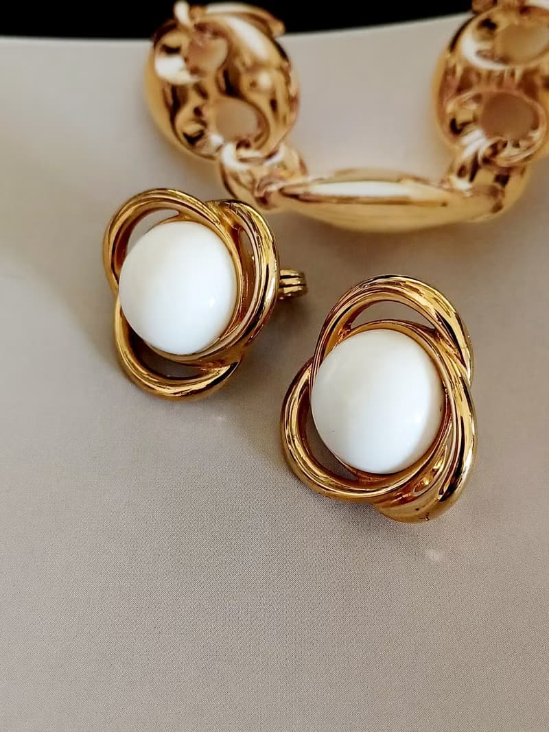 vintage jewelry  Monet 三稜框金白色賽珞珞夾式耳環