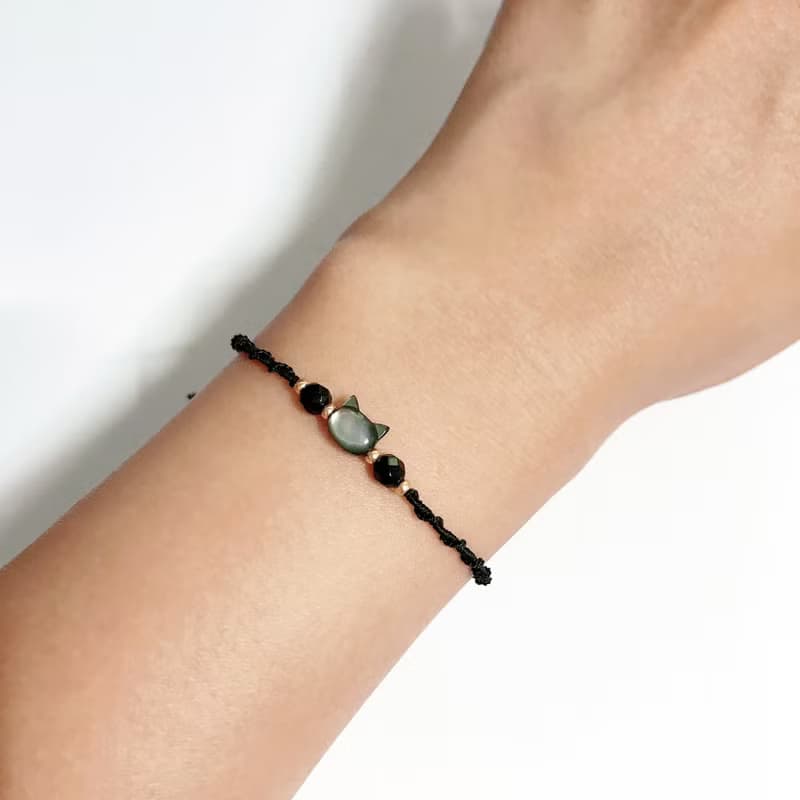 Black Cat mother-of-pearl, Onyx macrame knot bracelet