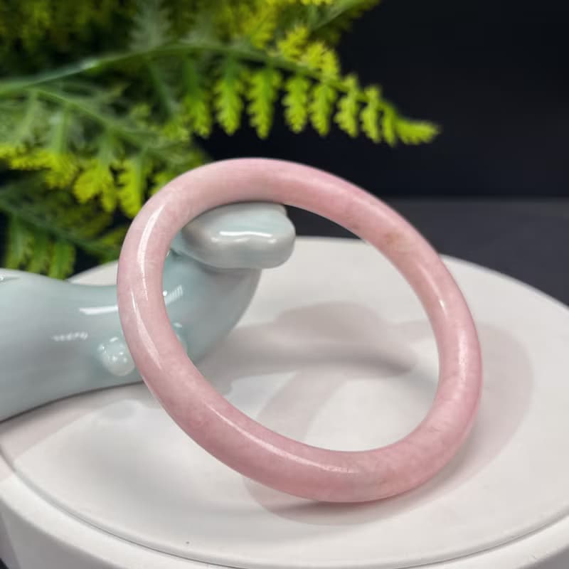 精品 玫瑰蛋白石手鐲 57MM 玉化圓條粉色歐泊手環 柔美嬌嫩魅力